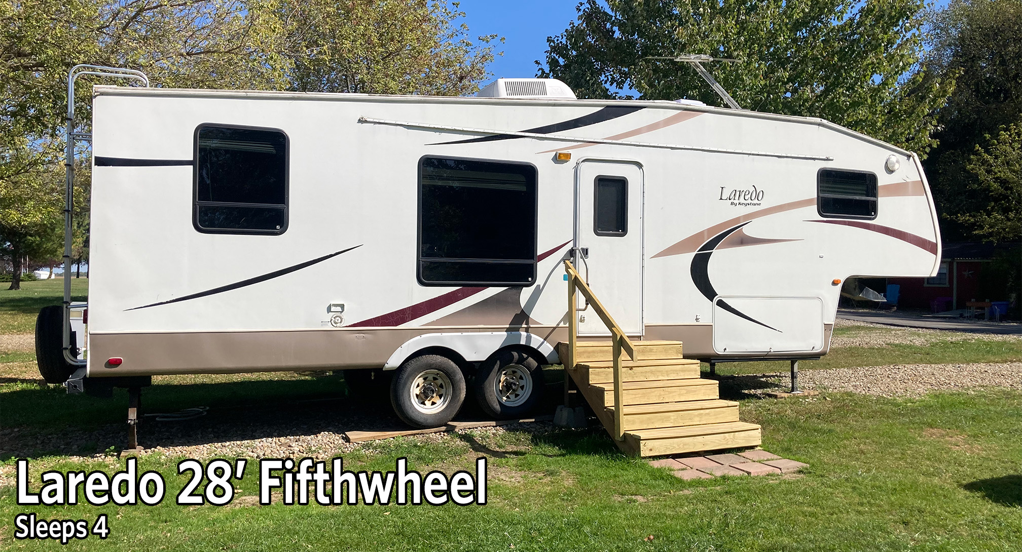 Laredo 28' Fifth Wheel exterior view